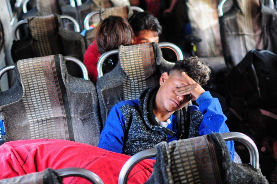Autoridades retienen autobuses con más de 60 migrantes en Sonora; vamos a definir su situación, dicen