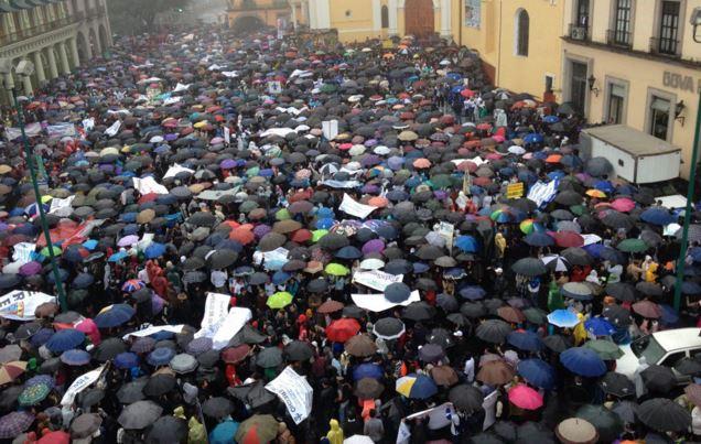 Del “nos tienen que pagar” al “fuera Duarte”: así fue la protesta universitaria en Veracruz