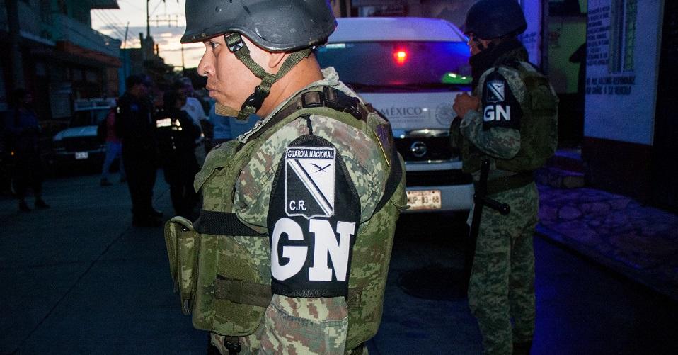 Detienen a 3 personas en el Edomex por venta de insignias falsas de la Guardia Nacional