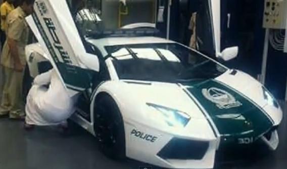 La policía de Dubai vigila en autos deportivos de lujo