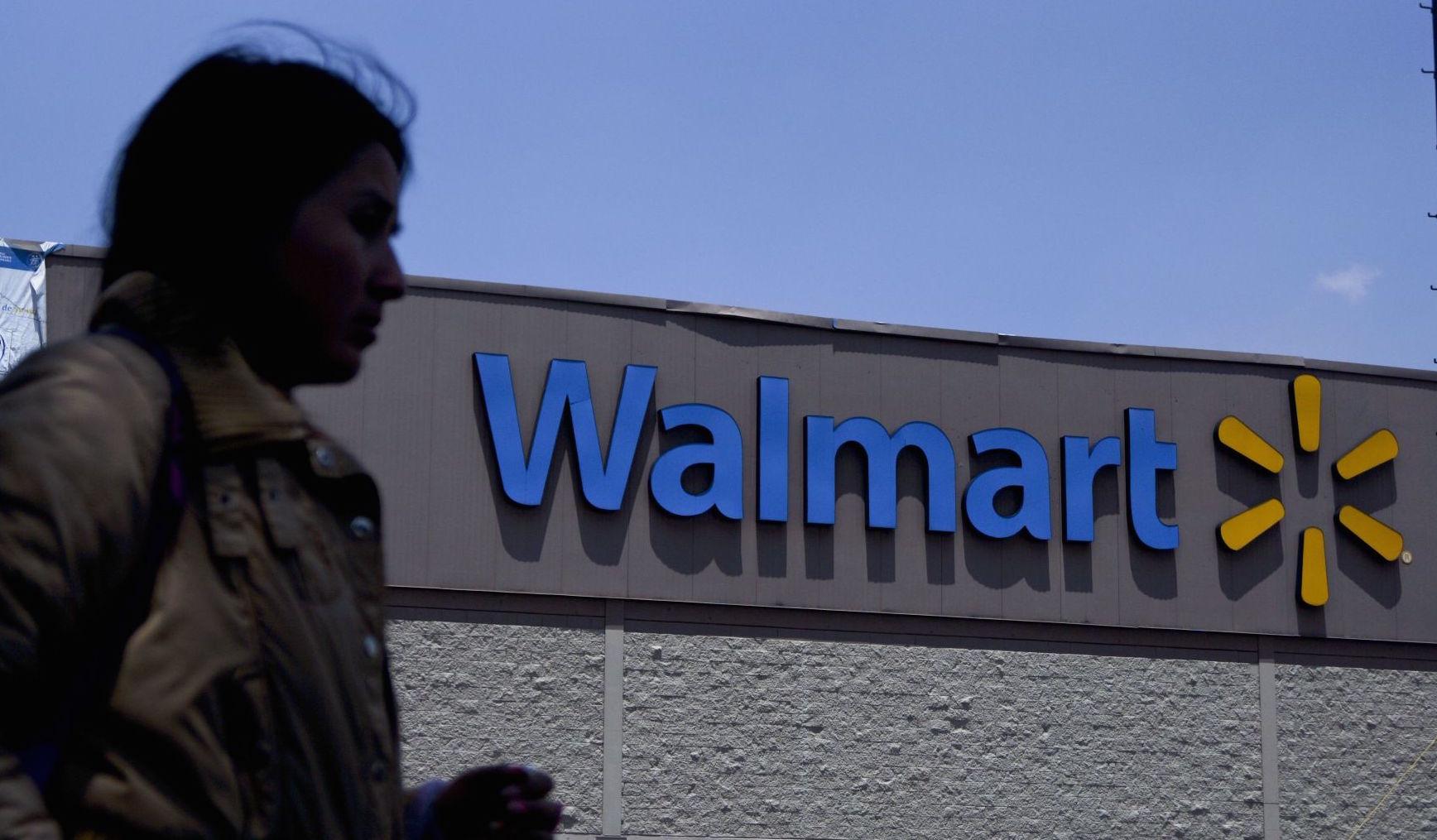 Walmart anuncia que devolverá empleo a empacadores, tras protestas de adultos mayores