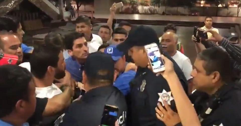La policía detiene a manifestantes en el plantón panista en Monterrey