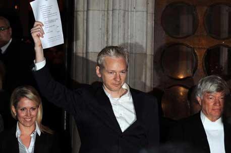 Espero continuar con mi trabajo, dice Assange al dejar la cárcel
