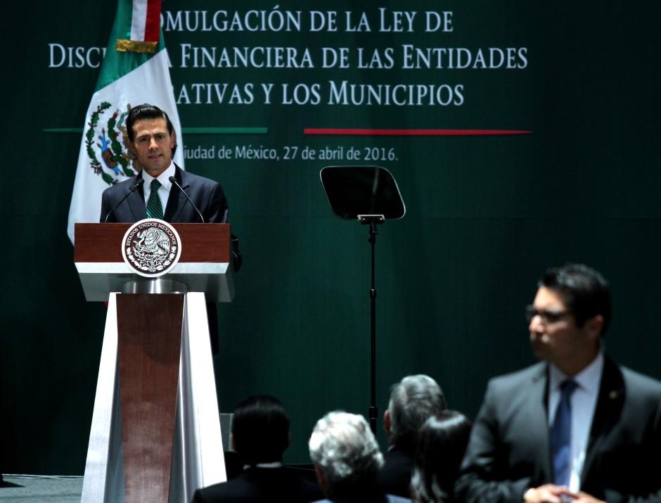 Peña promulga la ley para regular deuda de estados y municipios; dará estabilidad al país, dice