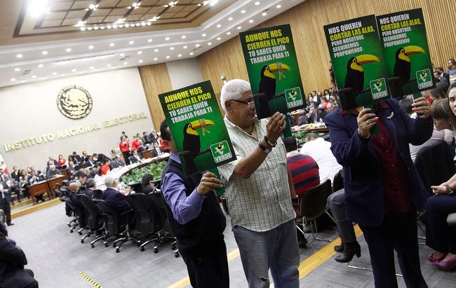 Nueva sanción contra el Verde: INE ordena suspender el reparto de kits escolares