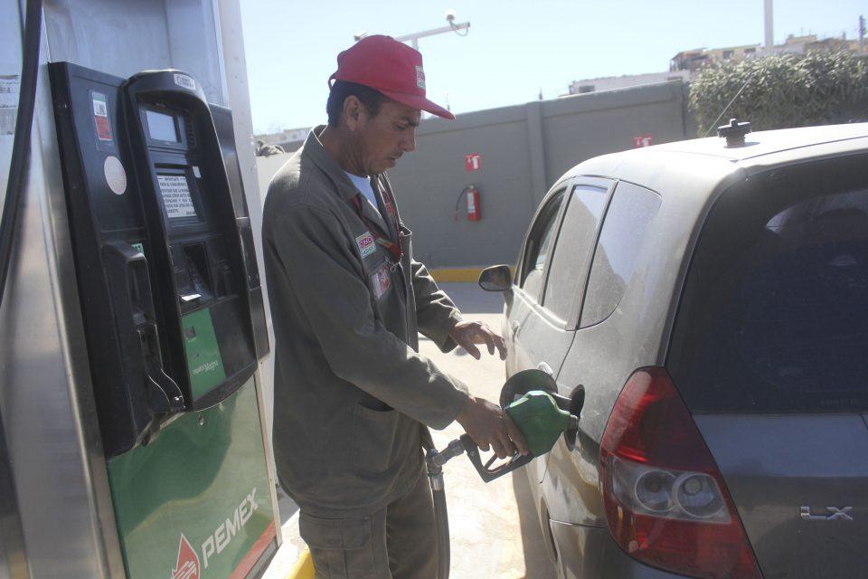 La mitad de las gasolineras revisadas por Profeco en enero vendieron litros incompletos