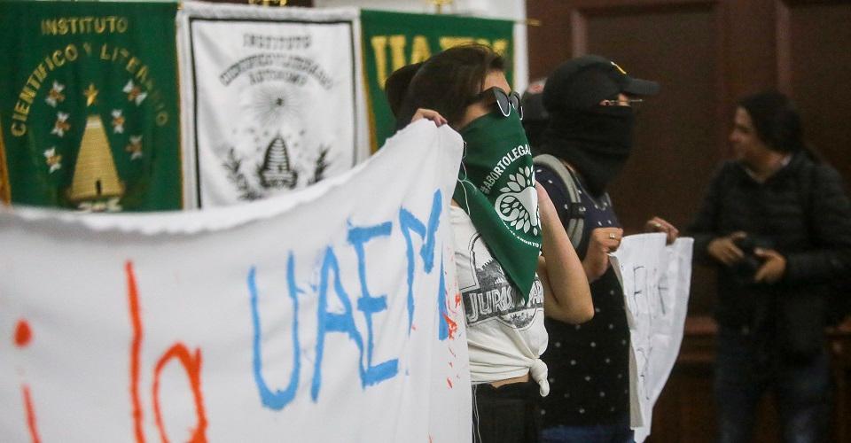 Maestra de la UAEM fue asesinada, asegura la Fiscalía; estudiantes protestan por el feminicidio