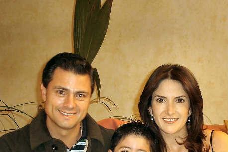 Ex de Peña Nieto difunde foto con el candidato y su hijo