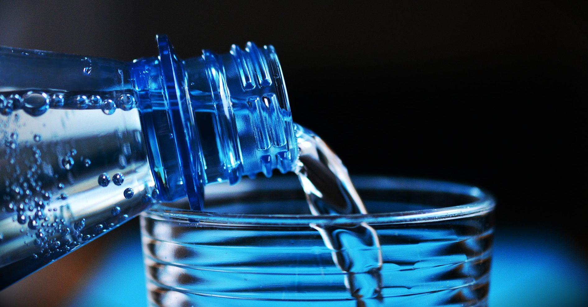 19 marcas de agua alcalina no ofrecen los beneficios que promocionan en sus etiquetas