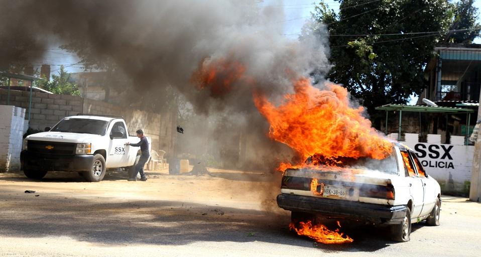 Galería: Quema de vehículos, bloqueos y enfrentamientos entre grupos armados en Xaltianguis, Guerrero
