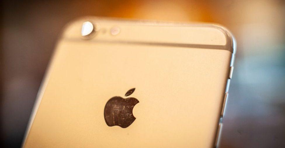 Por qué Apple piensa en bajar los precios del iPhone