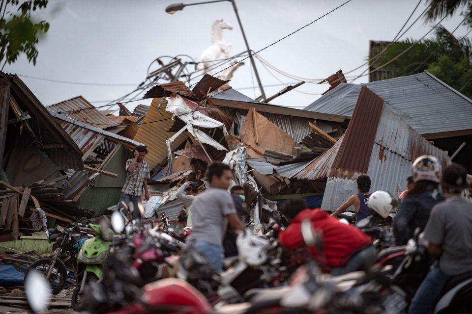 Tsunami en Indonesia deja casi 400 muertos; hospitales no se dan abasto para atender a heridos