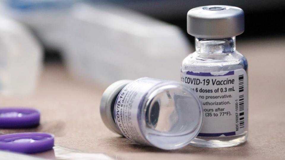Gobierno destinará 800 mil millones más a Salud para vacunas COVID, medicinas y personal