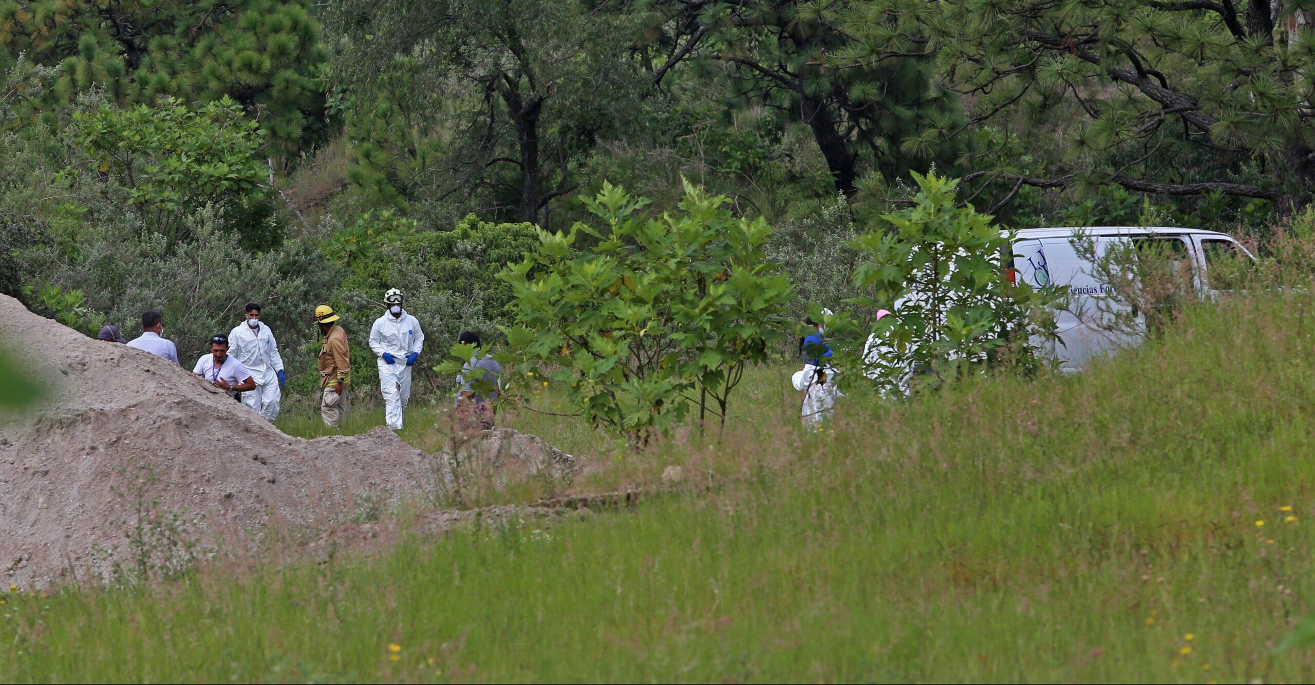 Suman 105 bolsas con restos humanos halladas en una fosa clandestina en Zapopan, Jalisco