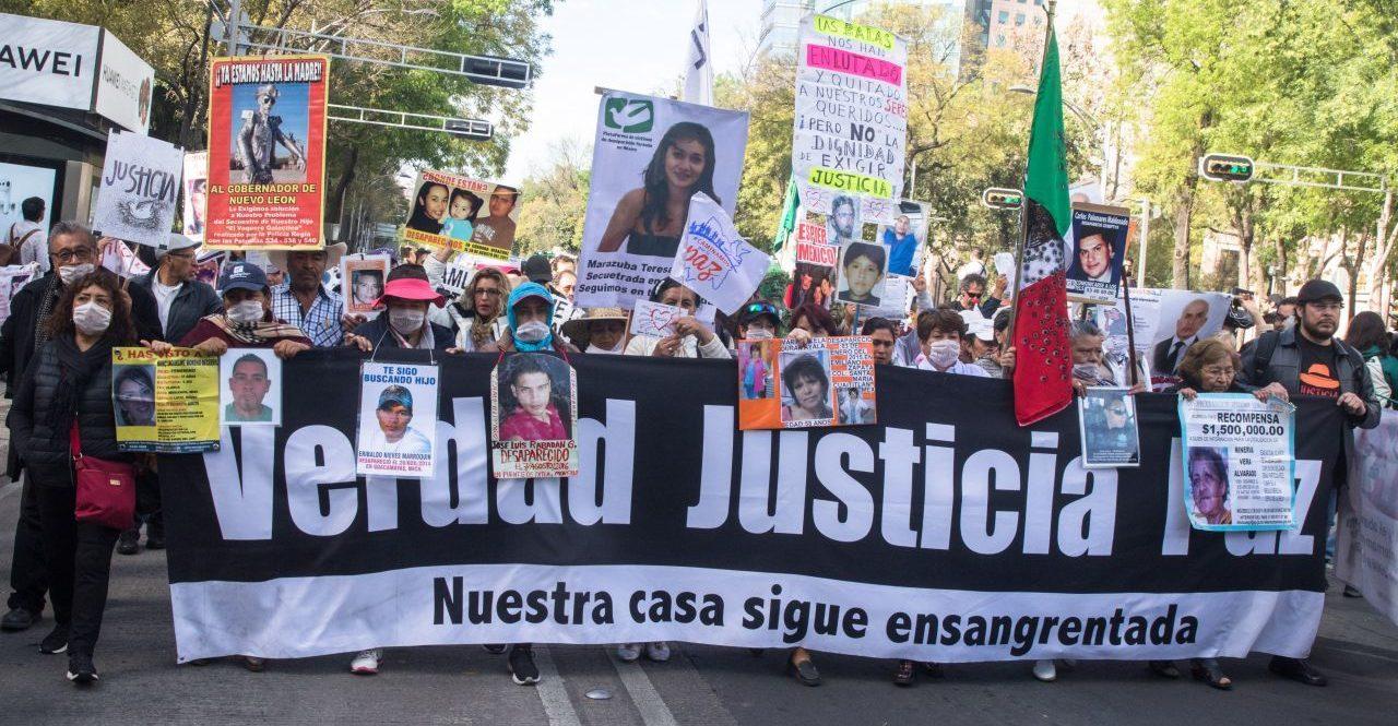“A ella la busca y a nosotros nos cierra las puertas”: familiares de víctimas reclaman a AMLO saludo a madre del Chapo
