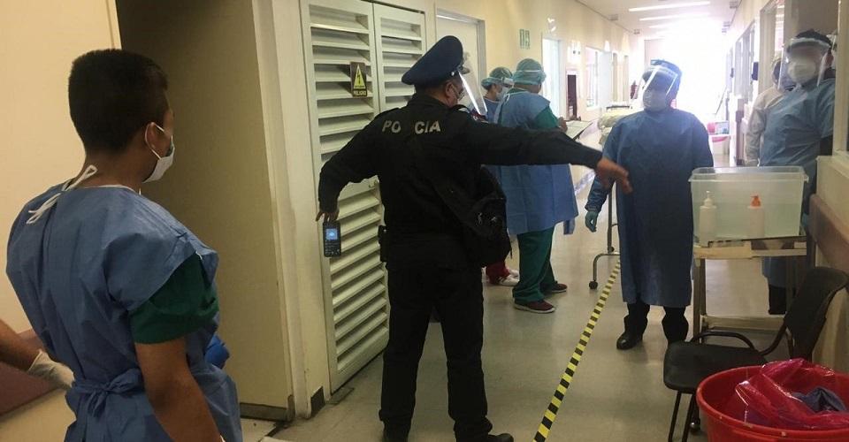 Policías impiden que hombre con COVID-19 se lance desde azotea de un hospital en CDMX