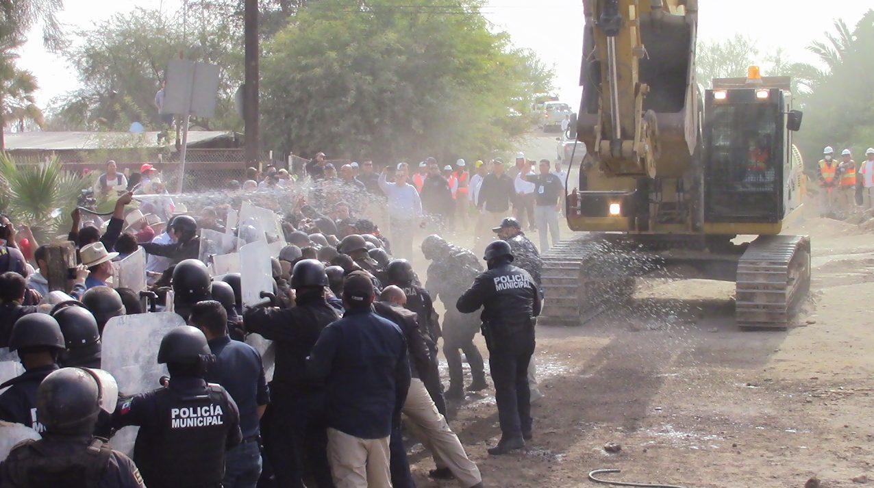 Habitantes de Mexicali y policías municipales se enfrentan por construcción de planta cervecera