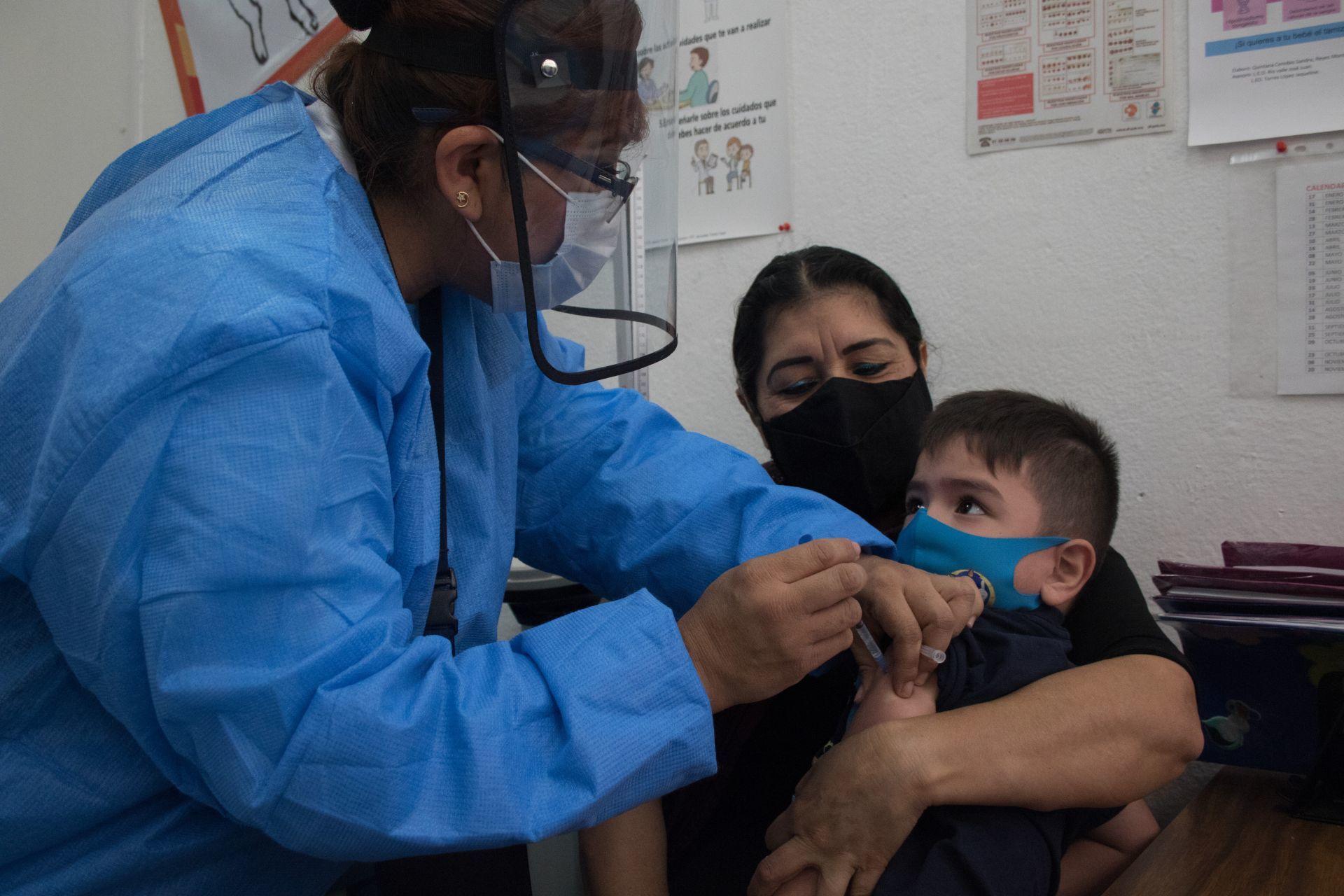 México, entre los 10 países que más retrocedieron en aplicación de vacunas a niños en 2020