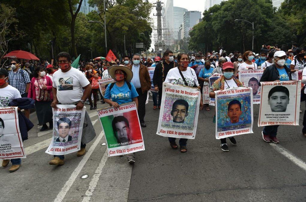En fotos: Marcha por el sexto aniversario de la desaparición de los 43 normalistas de Ayotzinapa