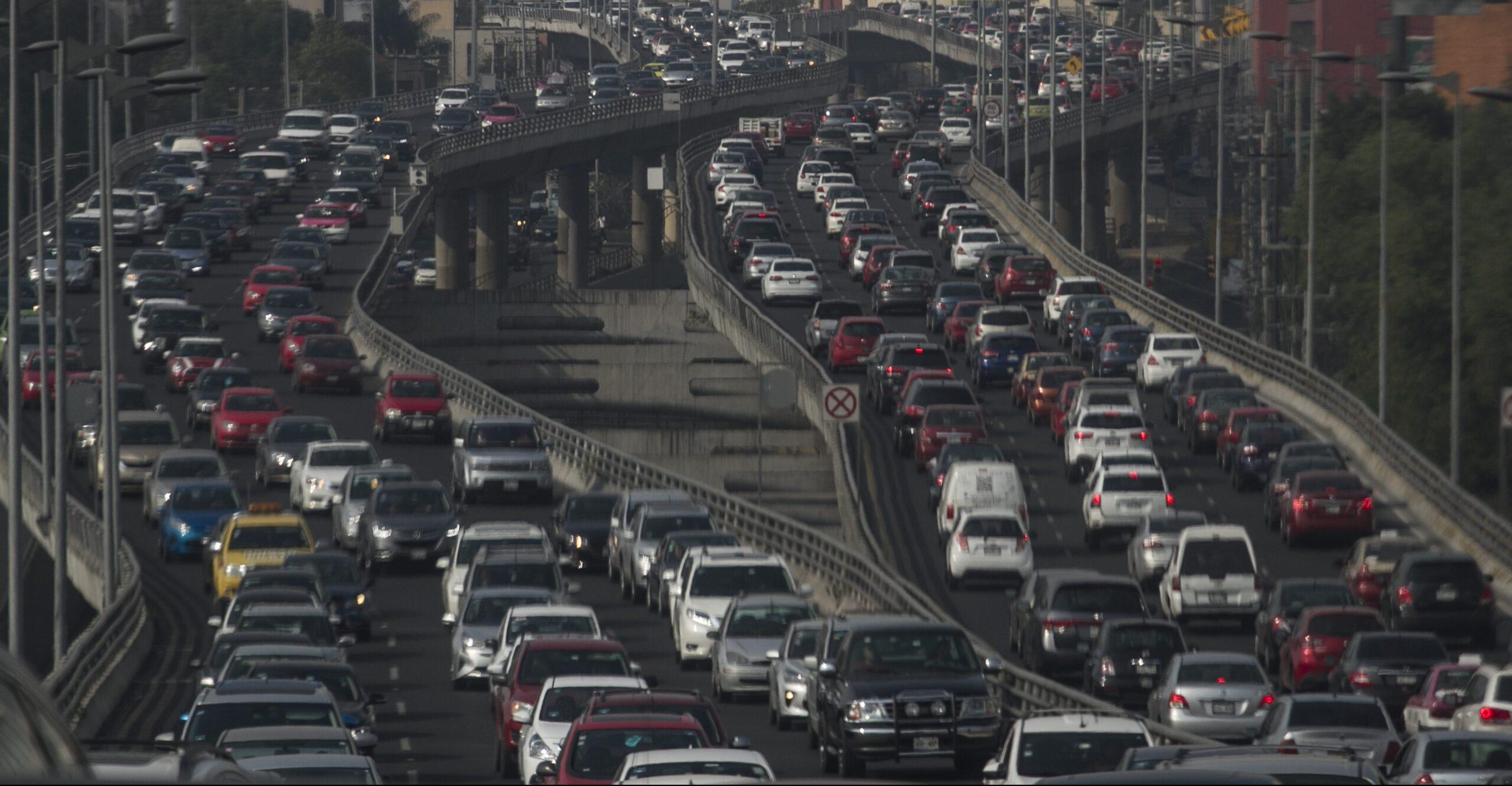 Mexicanos pierden 94 mil mdp y más de 70 horas al año por congestionamientos viales