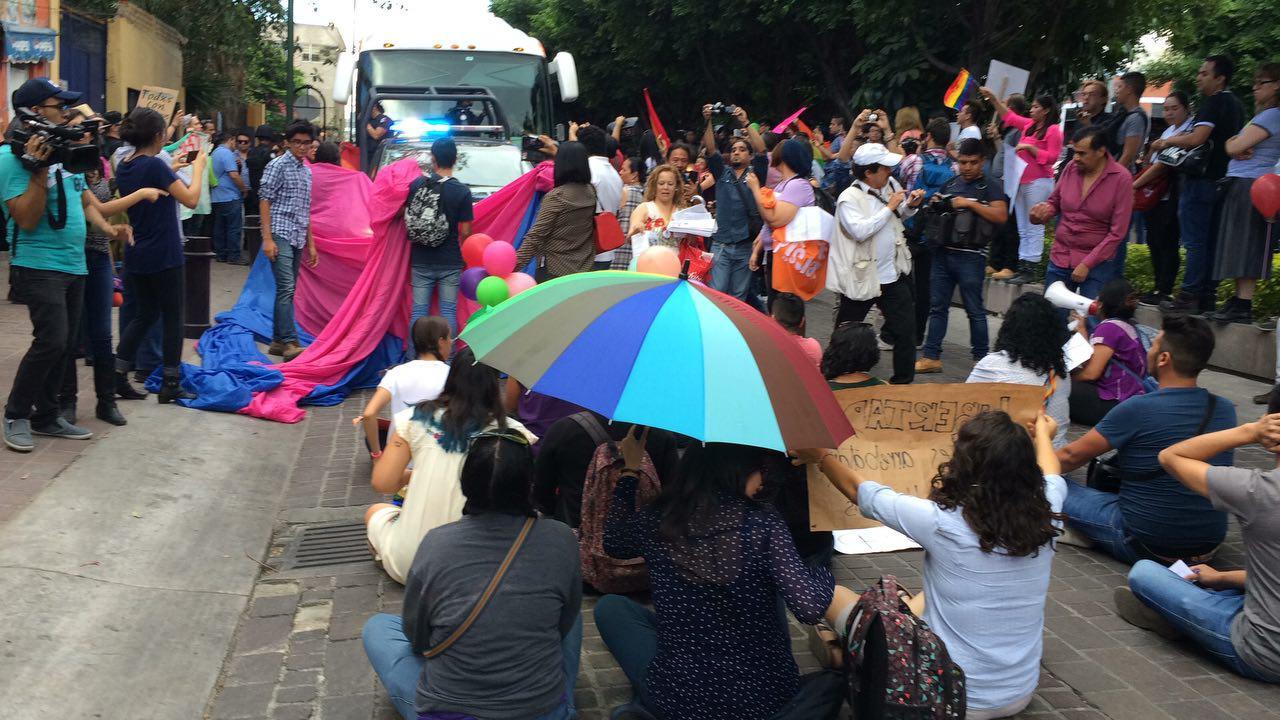 Simpatizantes de la comunidad LGBTTTI frenan Autobús de la Libertad en Guanajuato