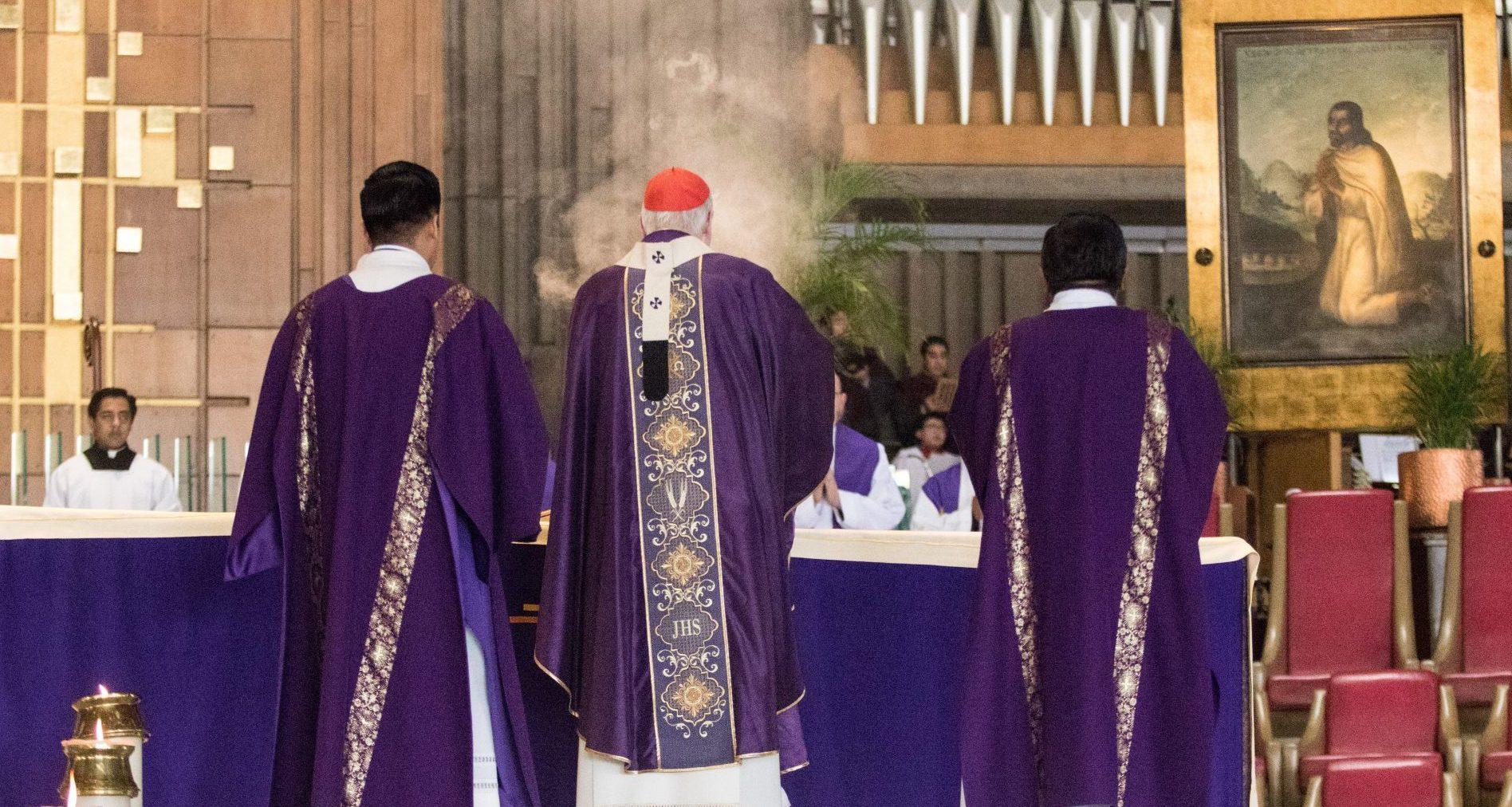 Obispos piden suspender misas dominicales y transmitirlas por internet y medios