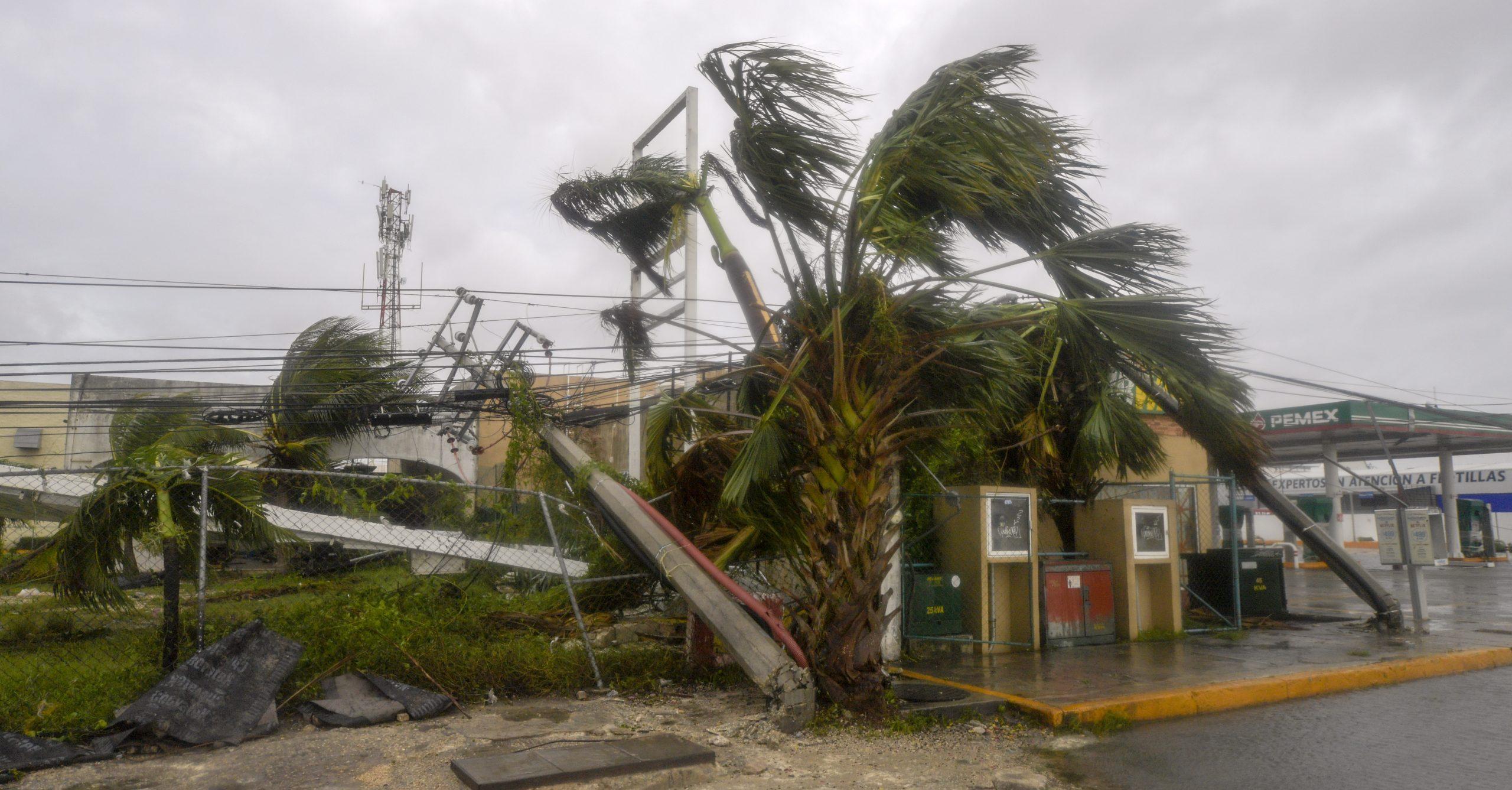 Postes, árboles caídos y lluvia: así luce Cancún tras el paso del huracán Delta