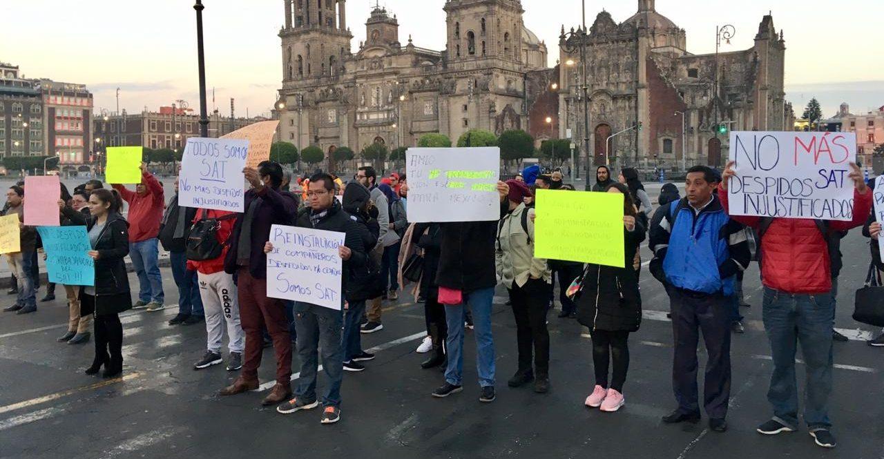 Empleados del SAT protestan por despidos injustificados; AMLO dice que revisará cada caso
