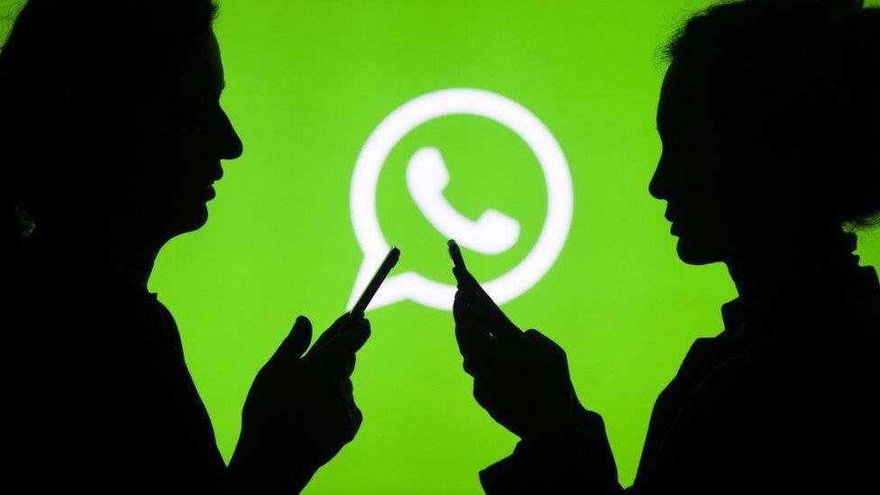 ¿Qué pasa con los mensajes reenviados en WhatsApp y por qué estarán limitados?