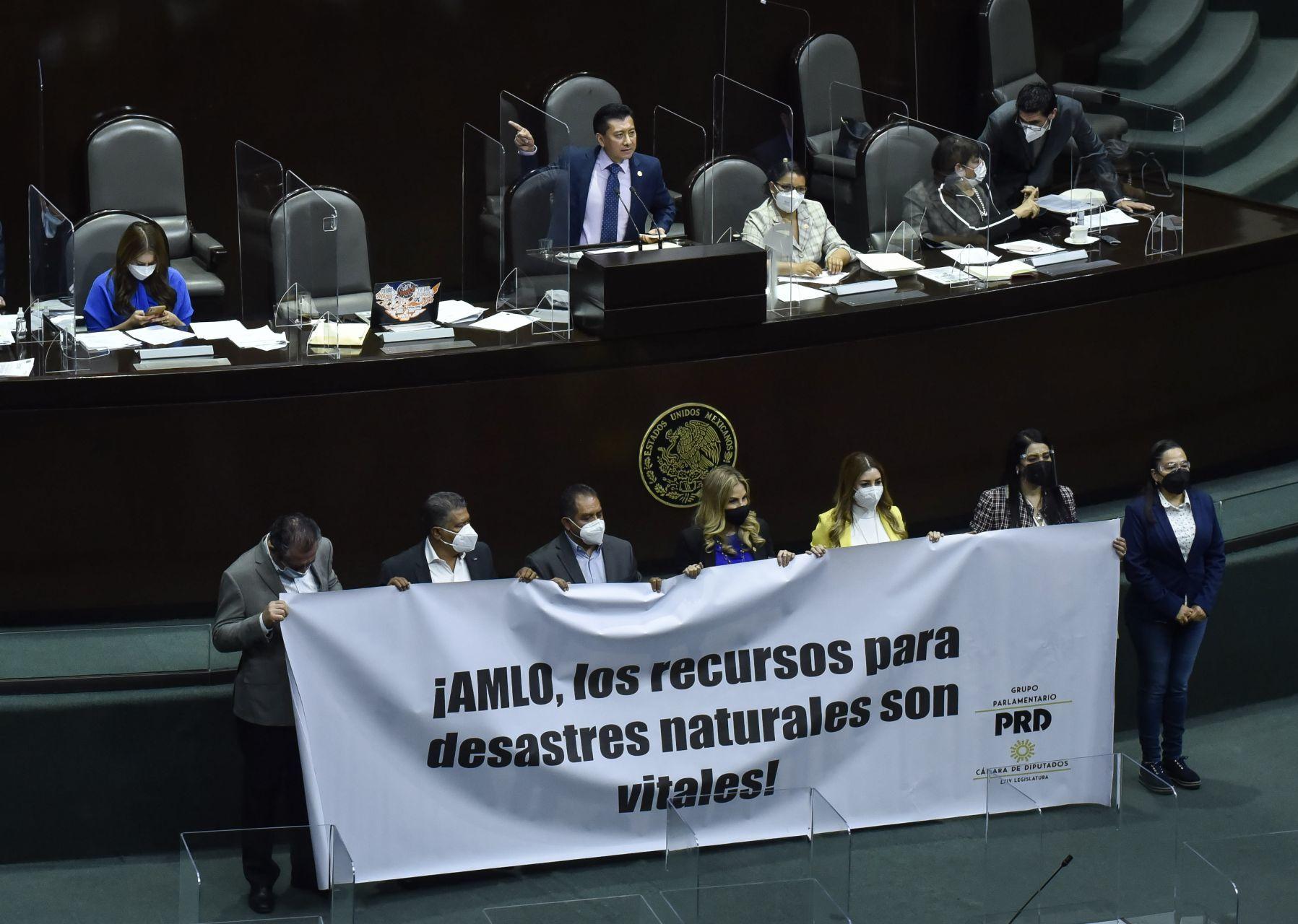 Morena rechaza más de 350 reservas de la oposición y aprueba extinción de fideicomisos