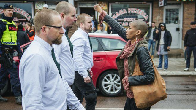 Maria-Teresa Tess Asplund, la mujer que desafió a 300 neonazis en Suecia y su foto se hizo viral