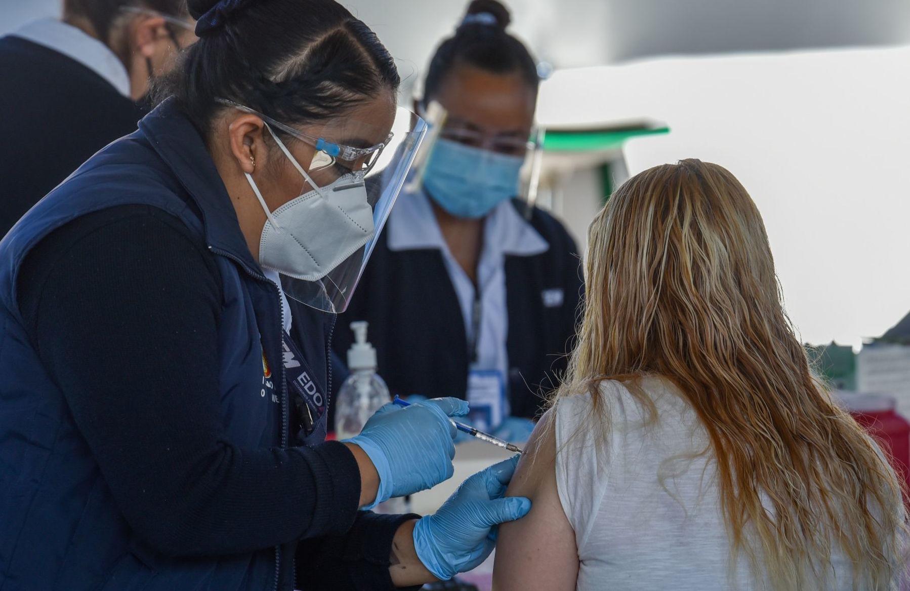 Casos de COVID en México bajan 23% en una semana; se han aplicado más de 100 millones de vacunas
