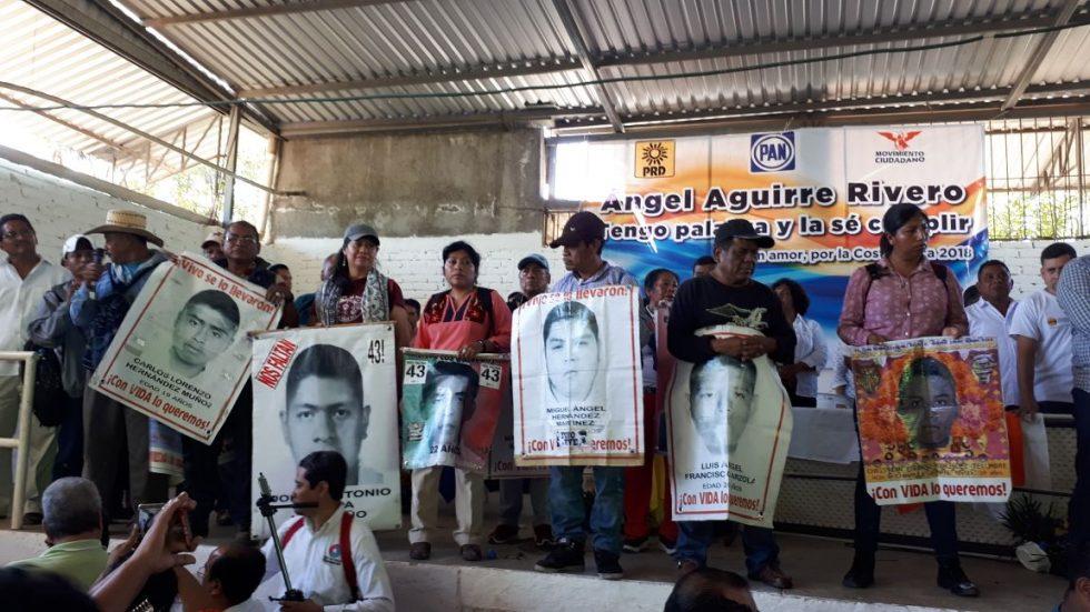 Ángel  Aguirre busca diputación federal; padres de Ayotzinapa protestan en evento de precampaña