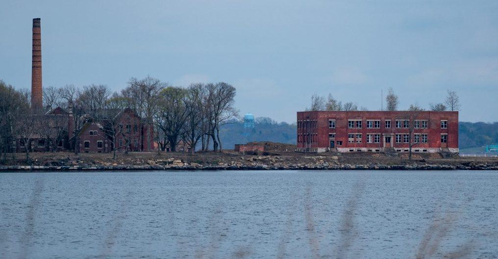 Isla que sirvió de psiquiátrico y prisión, la última morada de muertos por COVID-19 no reclamados en NY