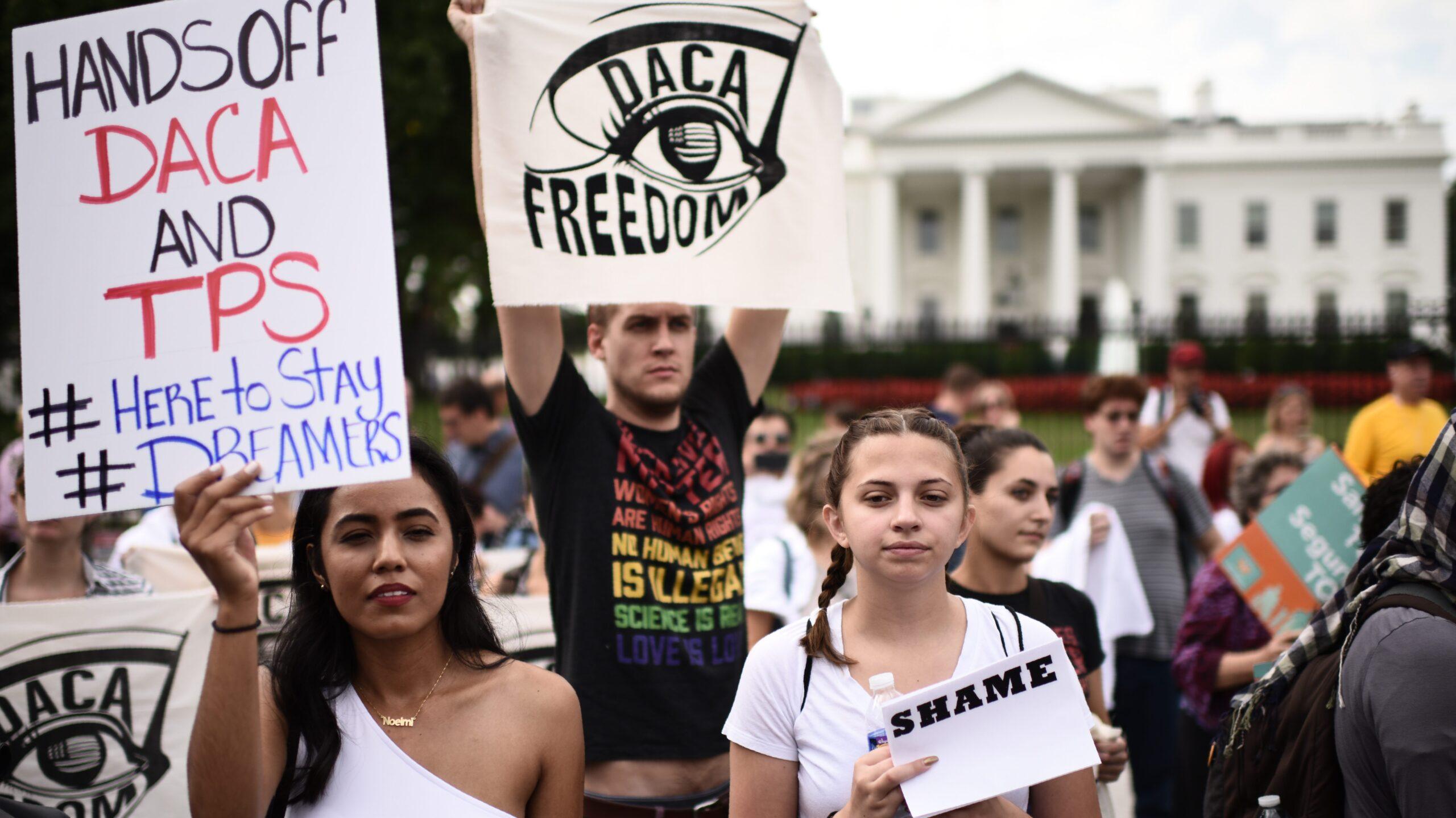 Trump cancela DACA y deja a miles de jóvenes migrantes en peligro de ser deportados