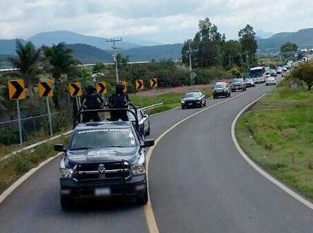 49 normalistas detenidos y 2 vehículos incendiados: el saldo de un enfrentamiento en Michoacán
