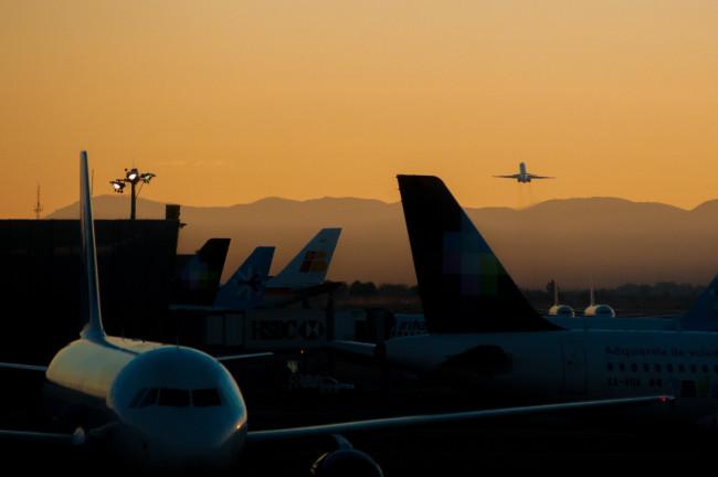 Falla en sistema deja a miles de pasajeros varados en aeropuertos de Washington y Nueva York