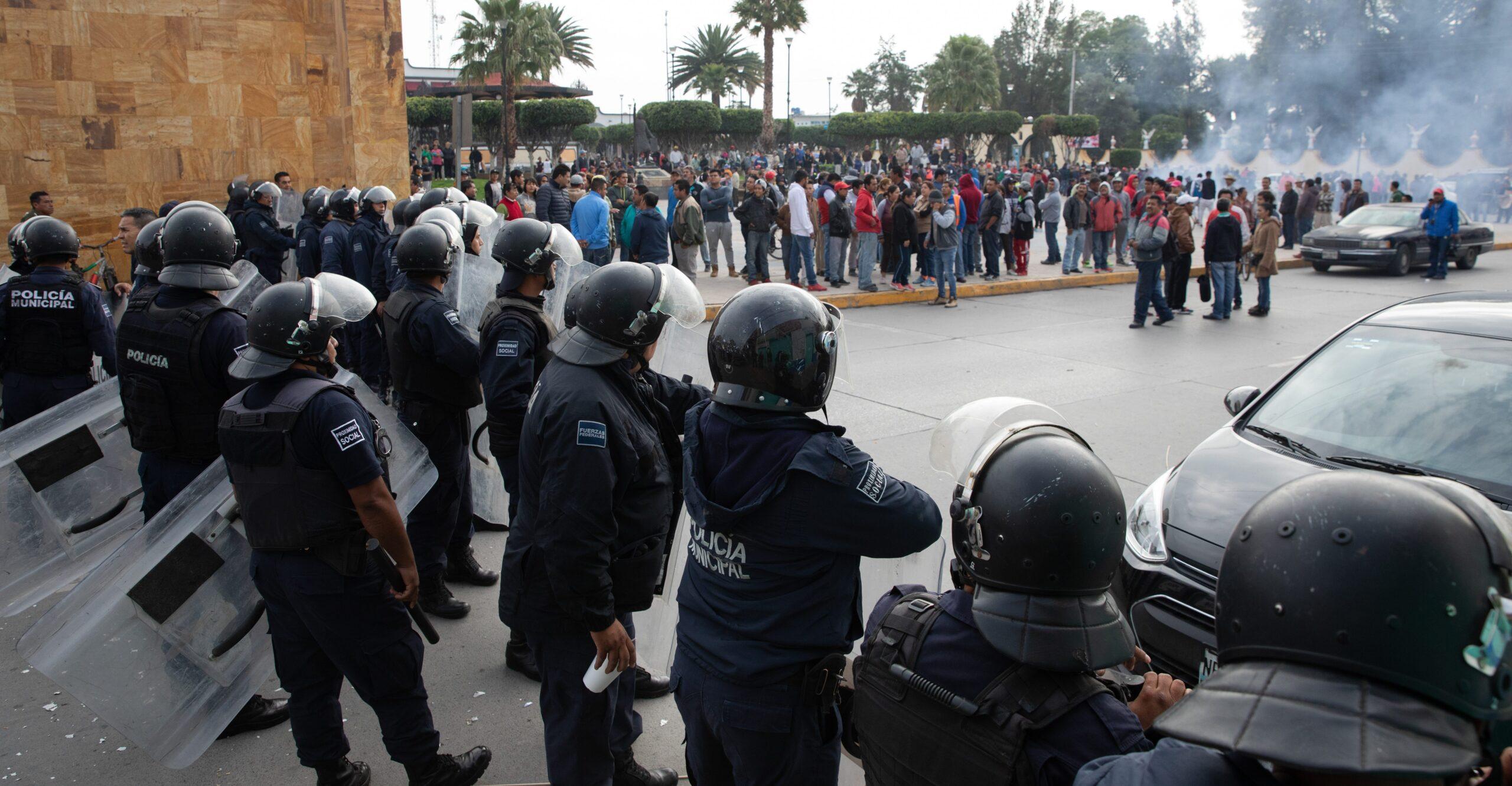 Operativo contra pirotecnia ilegal en Tultepec termina en agresiones contra policías