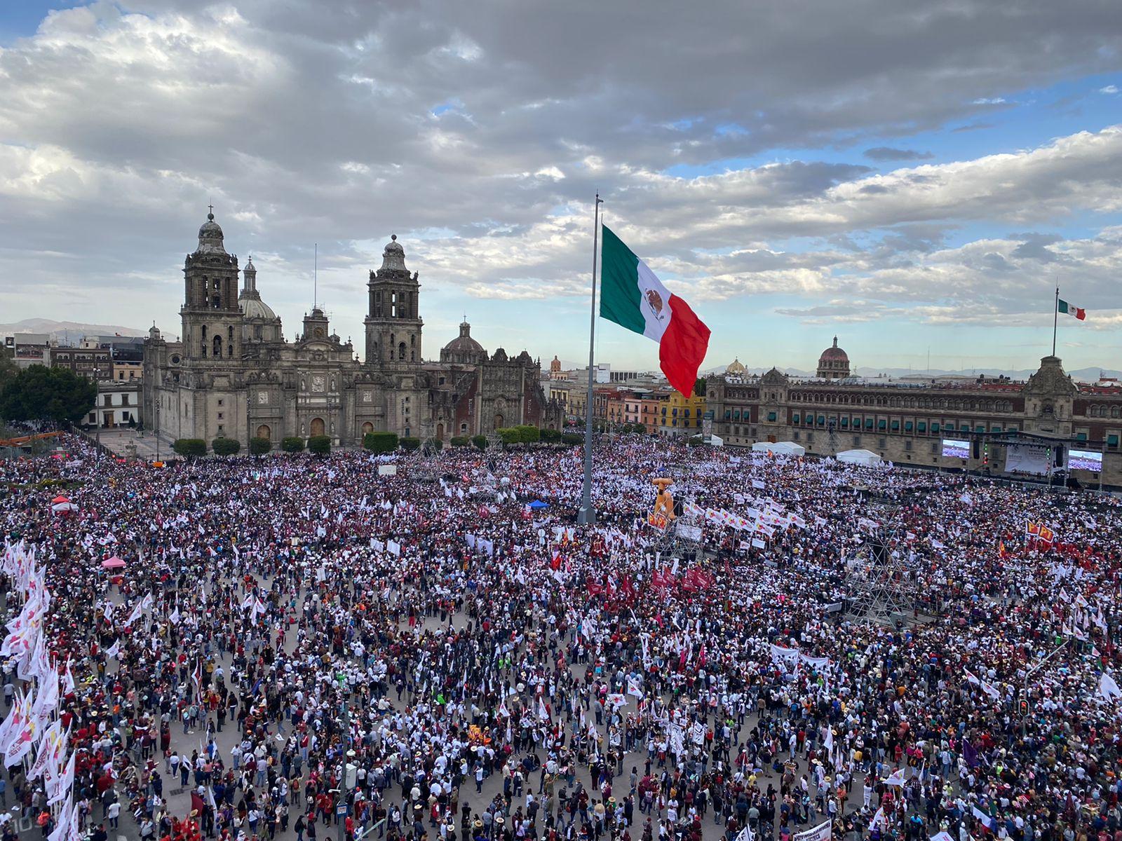 Simpatizantes de AMLO llenan el Zócalo; de estados llegaron con ayuda de líderes políticos
