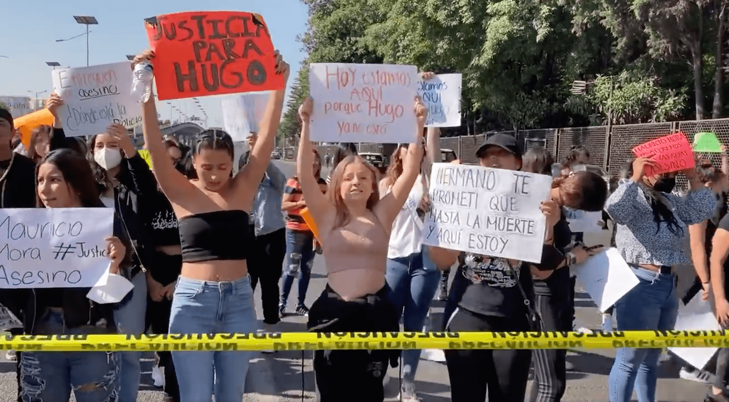 #JusticiaParaHugo: Familiares bloquean Periférico para exigir la detención de su asesino