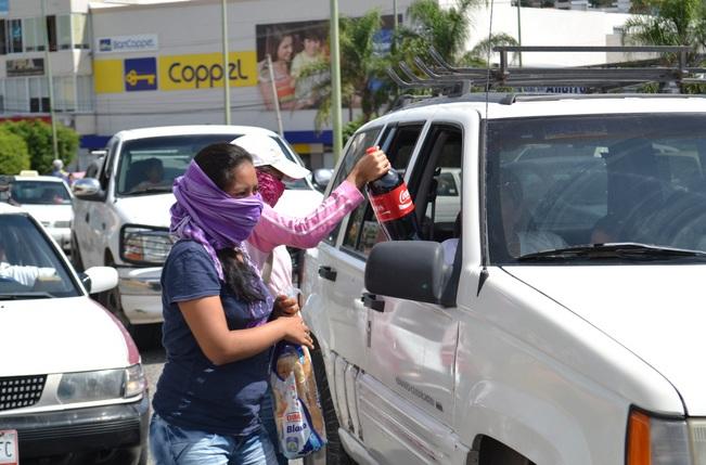Saquean camiones de pan y refrescos en Chilpancingo; regalan productos