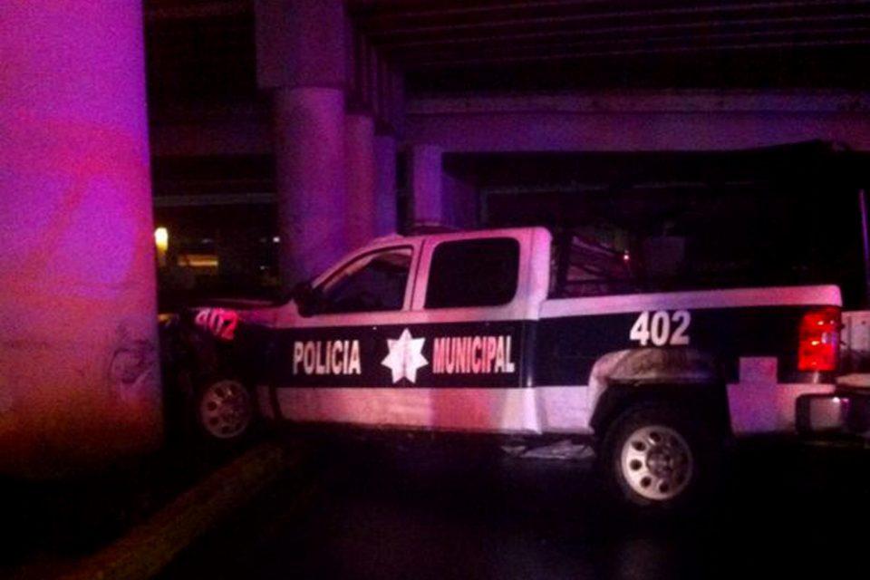 Intentan linchar a presunto ladrón en Puebla; la policía lo rescata y en protesta queman patrulla