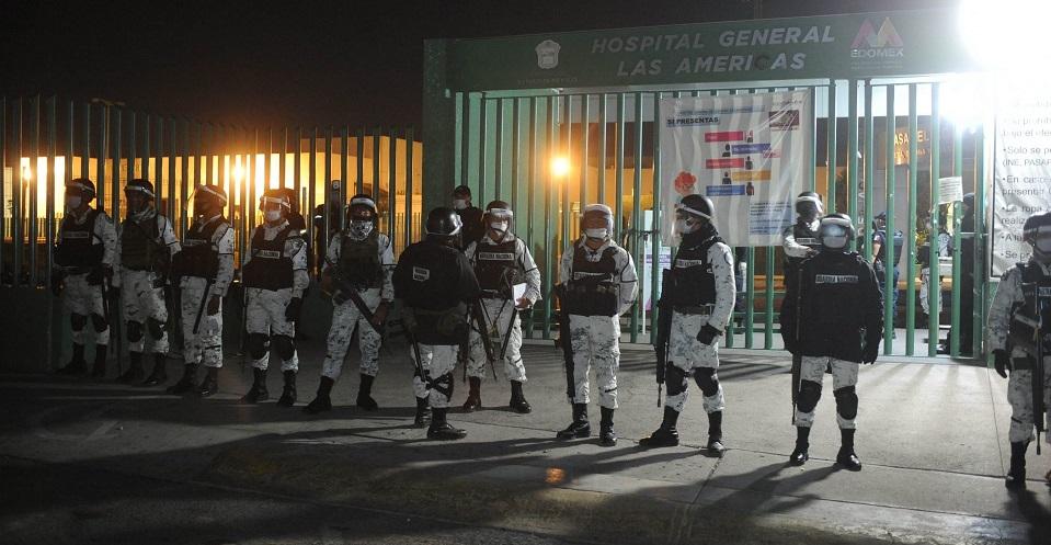 Guardia Nacional vigilará 41 hospitales COVID del Edomex; sanitizan exterior de clínica de Ecatepec