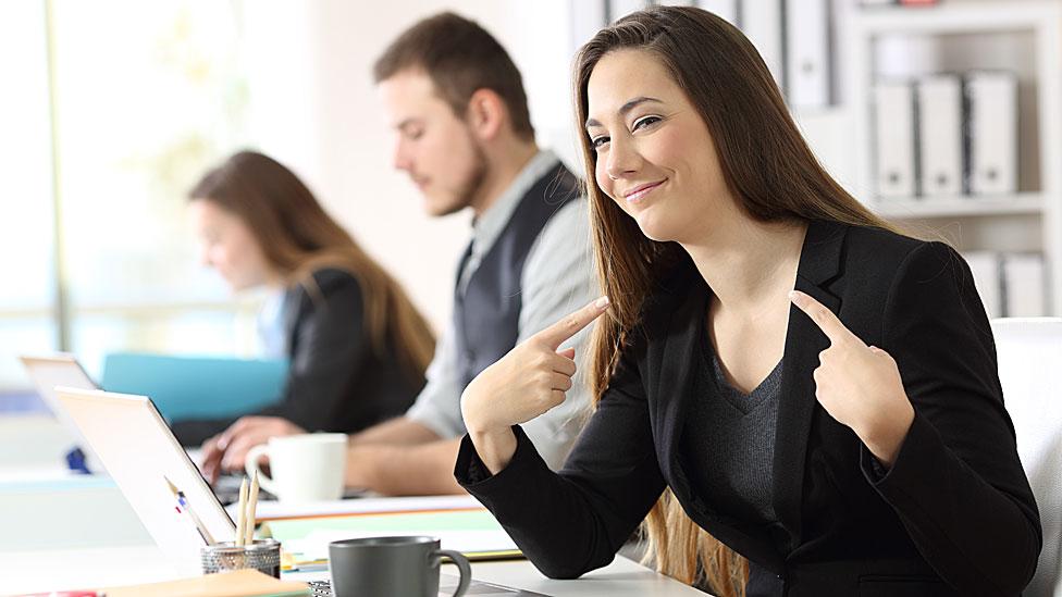 Autopromoción: el secreto de los empleados que progresan sin realmente contribuir en el trabajo