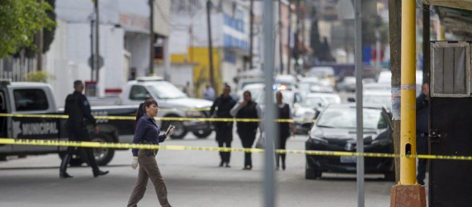 Hallan dos cuerpos en plena vía pública en Puebla