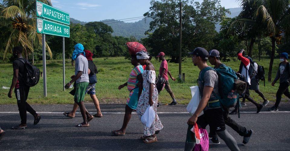 Suspenden a dos agentes por abusos contra caravana migrante en Chiapas