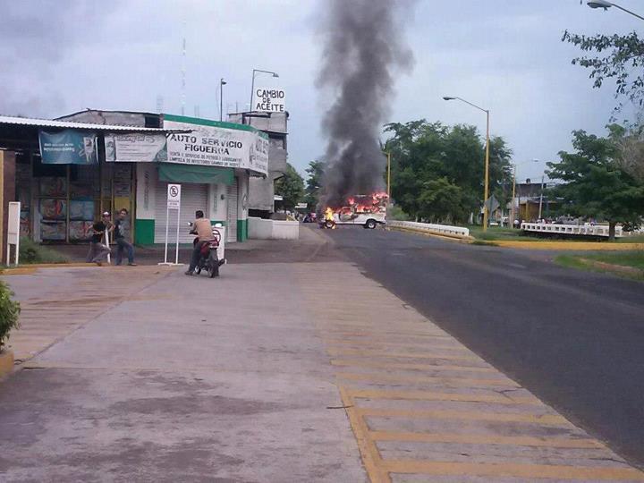 Reportan bloqueos y enfrentamientos en Apatzingán