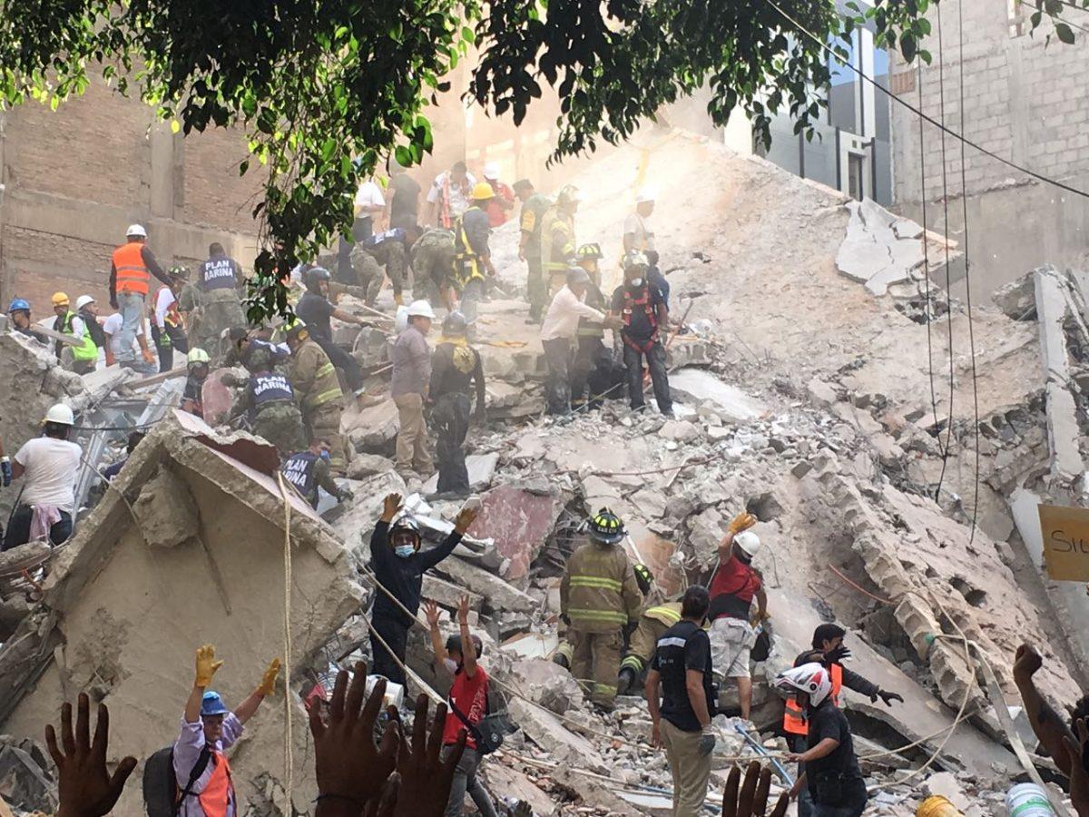 Van 69 personas rescatadas con vida en la Ciudad de México, confirma Mancera
