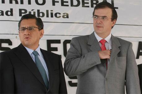 Ortega acusa contienda desigual al registrarse como precandidato al GDF