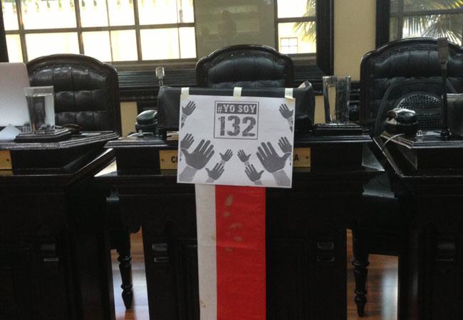Diputado de Costa Rica coloca imagen de #YoSoy132 en protesta contra Peña Nieto
